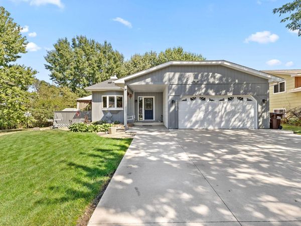 2679 Guthrie Avenue N, Oakdale, MN 55128