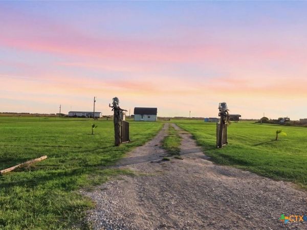 842 Wischkaemper Road , Victoria, TX 77905