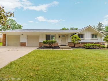 8735 Ringwood Drive, Commerce Township, Mi 48382