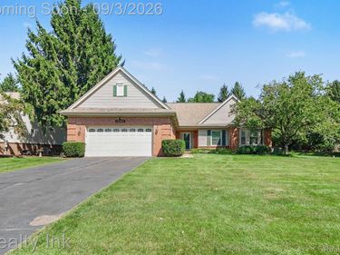 10745 Eagle Ravine Drive, Brighton Township, Mi 48114