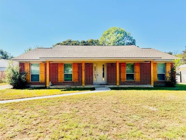 1710 Cresthaven Drive, Pantego, TX 76013