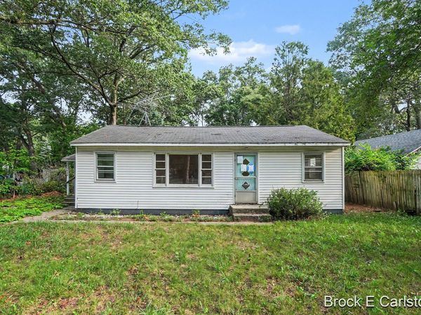 1442 Norwich Avenue, Norton Shores, MI 49444