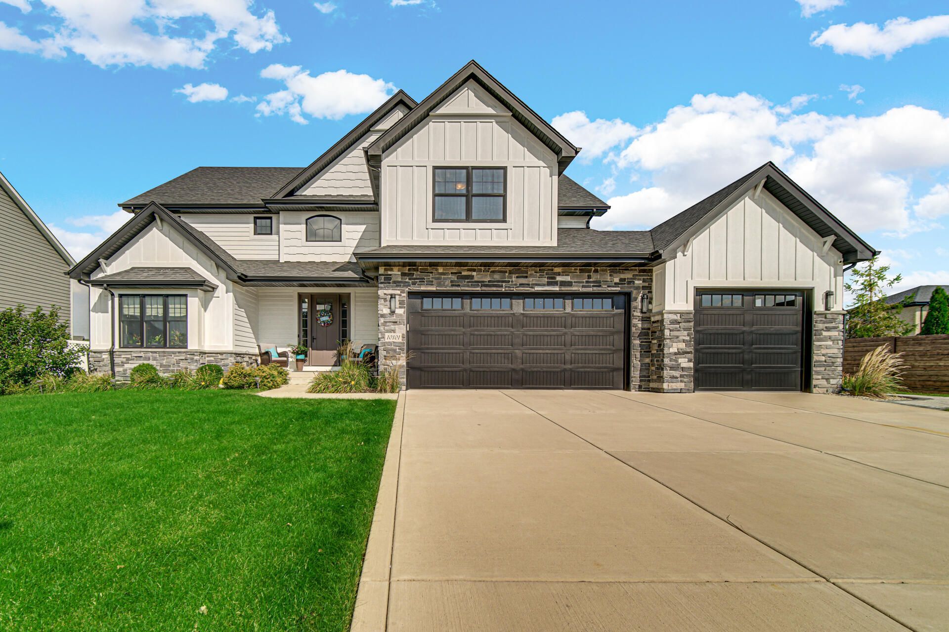 10101 Norwich Drive, Munster, IN 46321 Main Photo