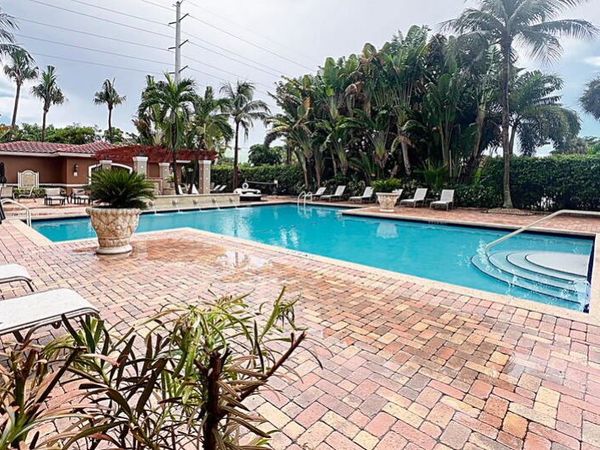 616 CLEARWATER PARK Road, Unit 513, West Palm Beach, FL 33401