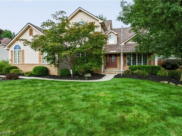 697 Cherry Valley Drive , Amherst, OH 44001