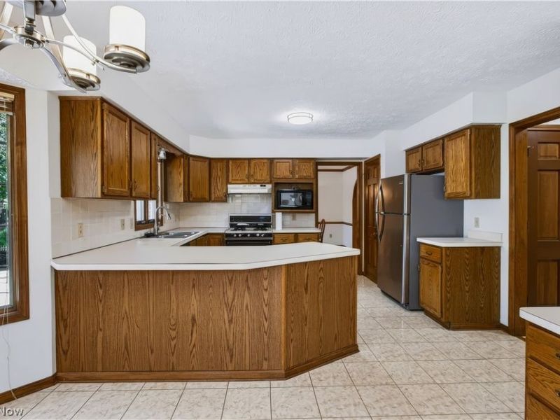 697 Cherry Valley Drive, Amherst, OH 44001 Photo 11
