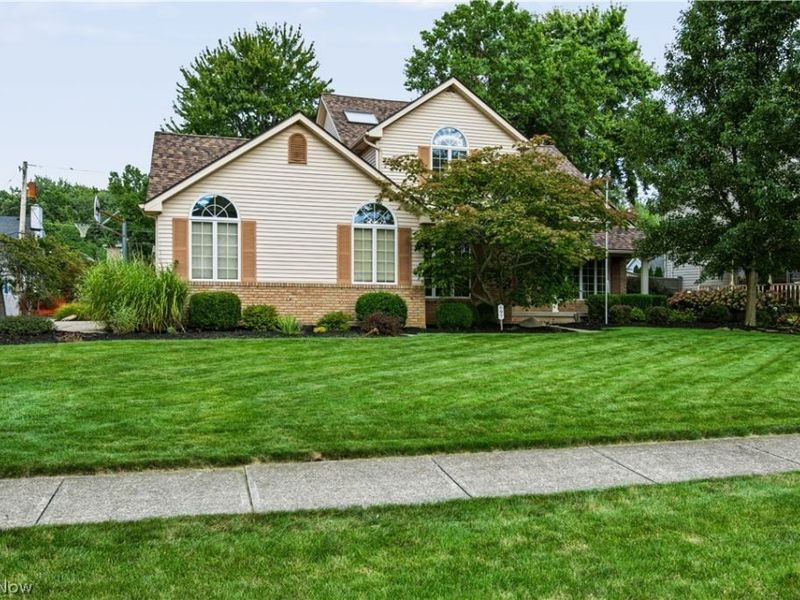 697 Cherry Valley Drive, Amherst, OH 44001 Photo 2