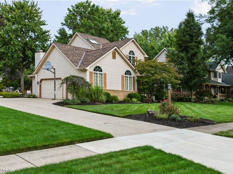 697 Cherry Valley Drive, Amherst, OH 44001 Photo 3
