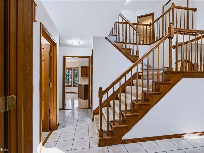 697 Cherry Valley Drive, Amherst, OH 44001 Photo 4