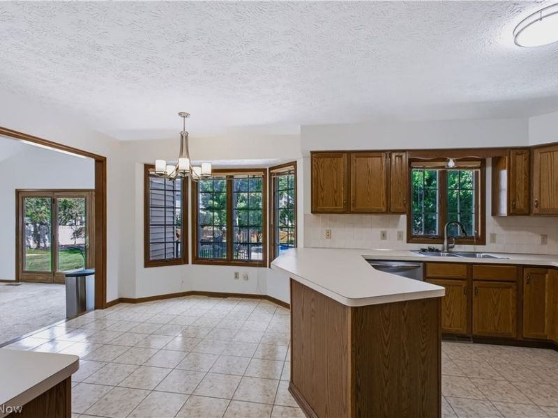 697 Cherry Valley Drive, Amherst, OH 44001 Photo 8