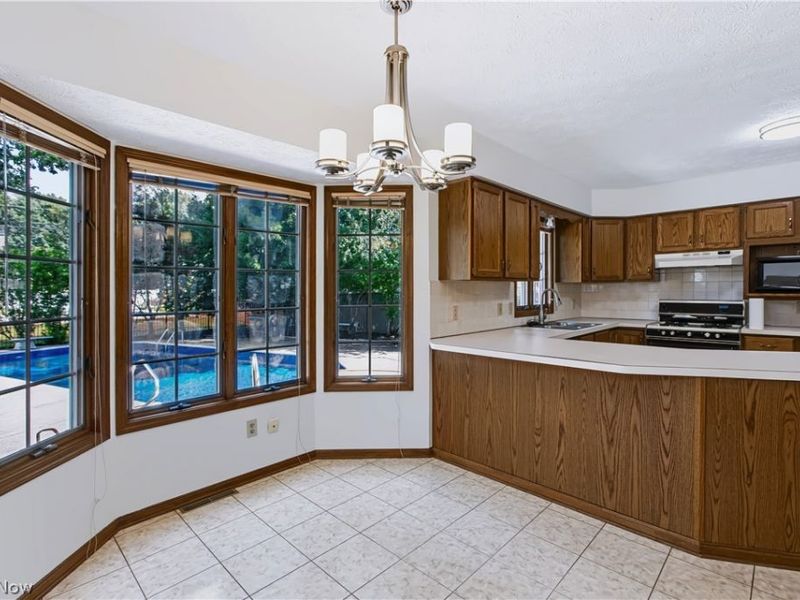697 Cherry Valley Drive, Amherst, OH 44001 Photo 9