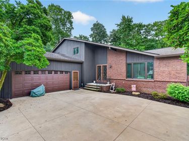 9961 Cedarwood Drive, North Royalton, OH 44133