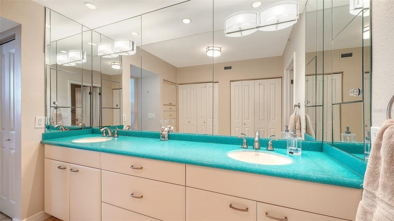 1075 Gulf Of Mexico Drive, Unit 303, Longboat Key, FL 34228 Photo