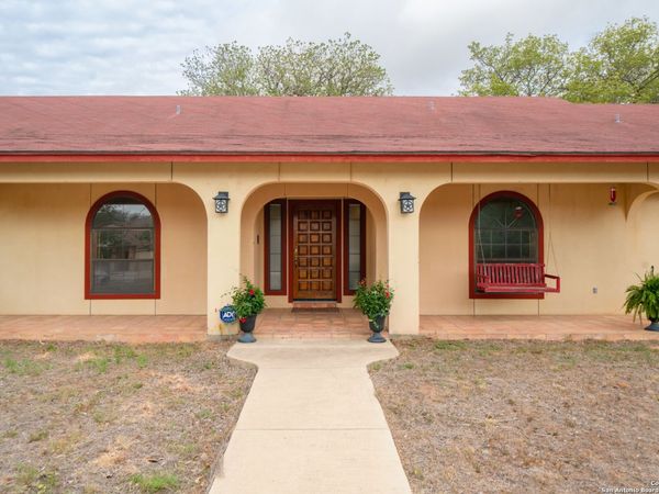 101 ENCINO PARK, Devine, TX 78016