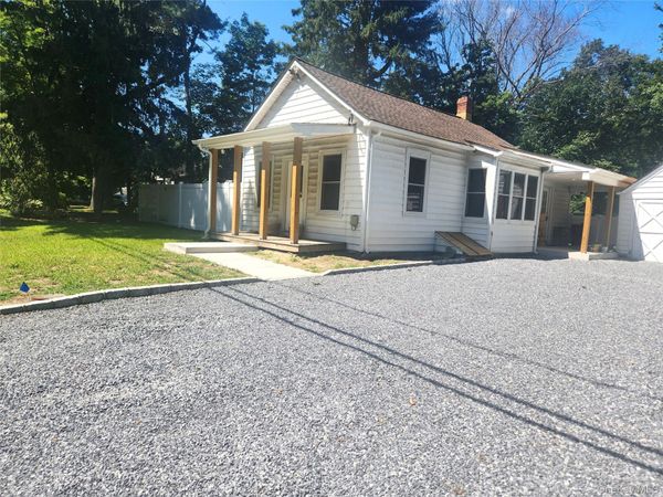807 Meadow Road, Smithtown, NY 11787
