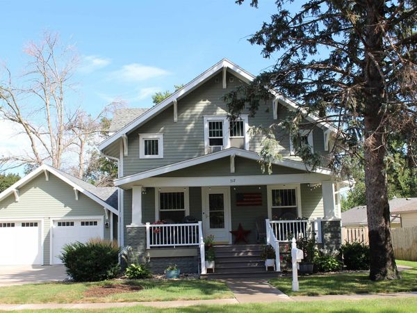 317 4th St NE, Orange City, IA 51041