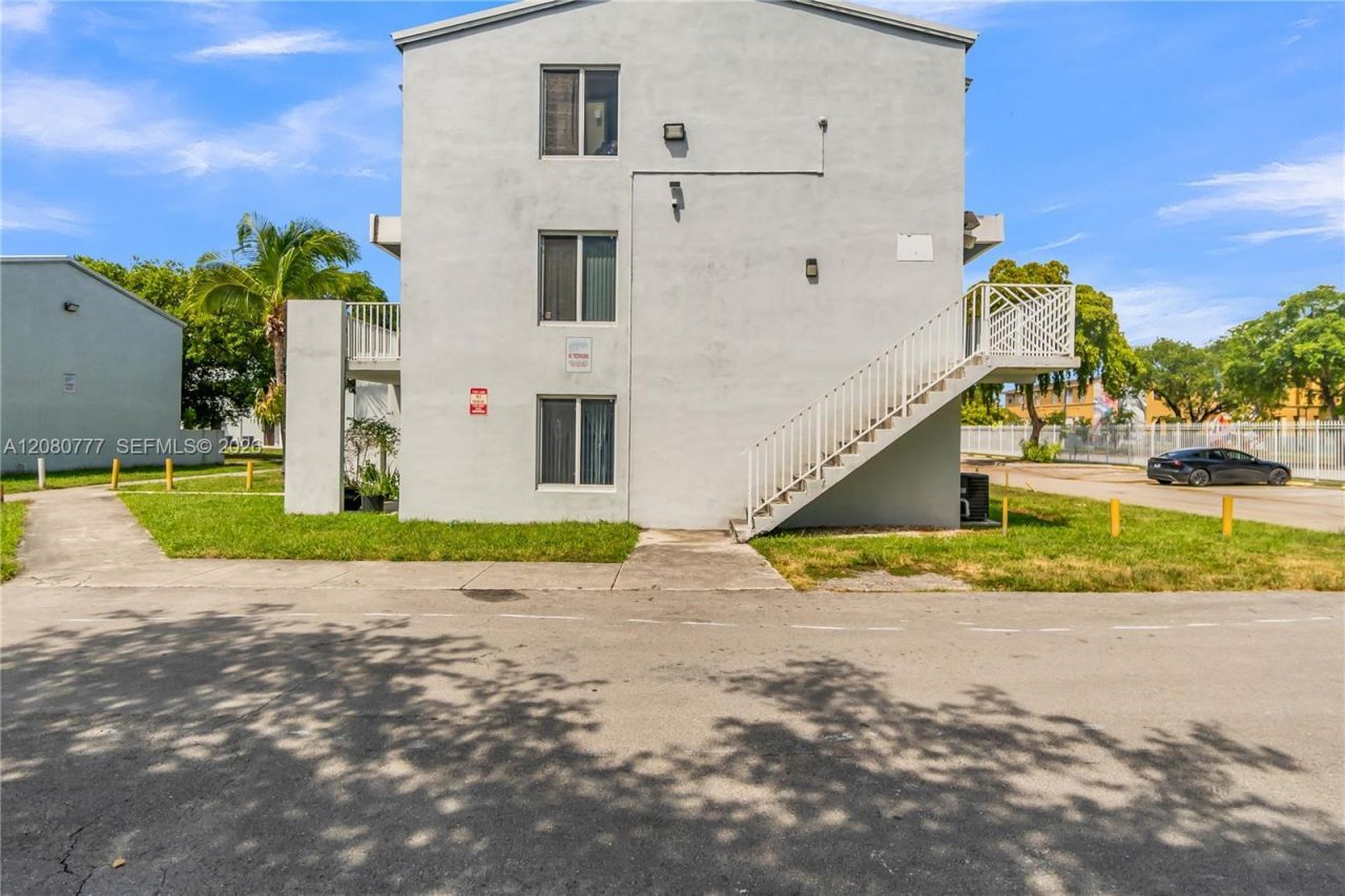 1990 NW 4th Ct , Unit 10, Miami, FL 33136 Photo