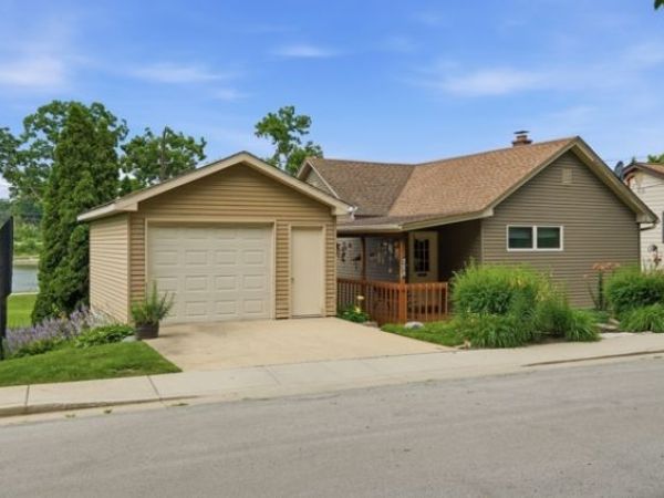 642 Wellington Avenue , Elgin, IL 60120