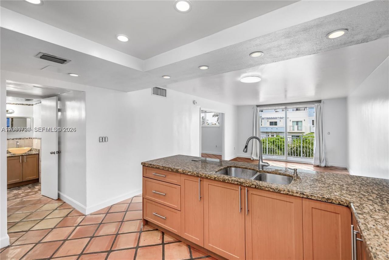 1045 10th St, Unit 402, Miami Beach, FL 33139 Photo