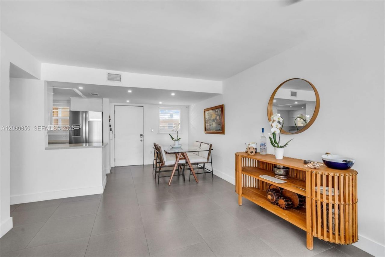 730 Pennsylvania Ave, Unit 705, Miami Beach, FL 33139 Photo