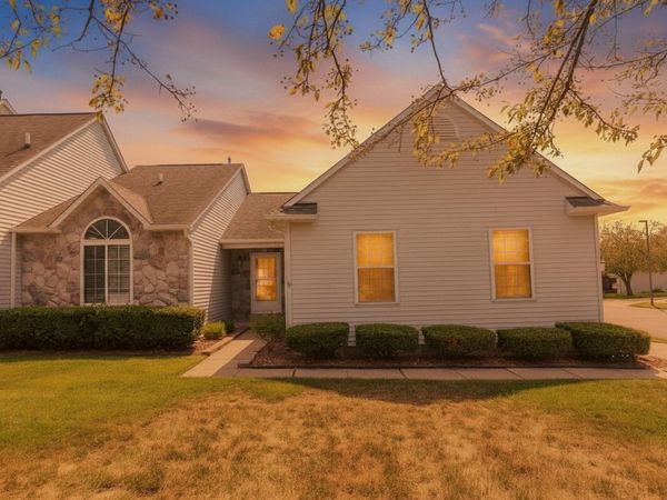 860 Knollwood Circle, South Lyon, MI 48178