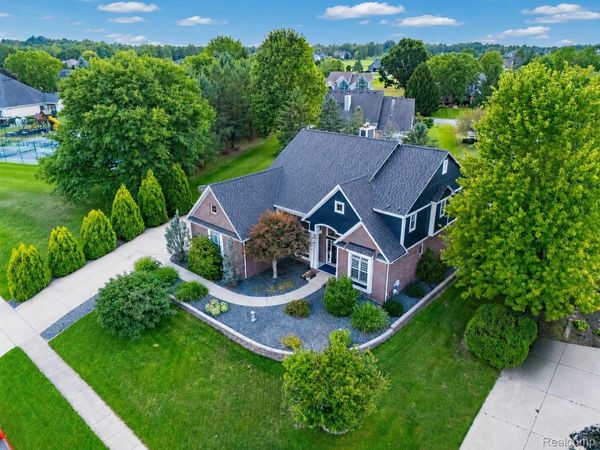 624 Nairn Circle, Highland Township, Mi 48357