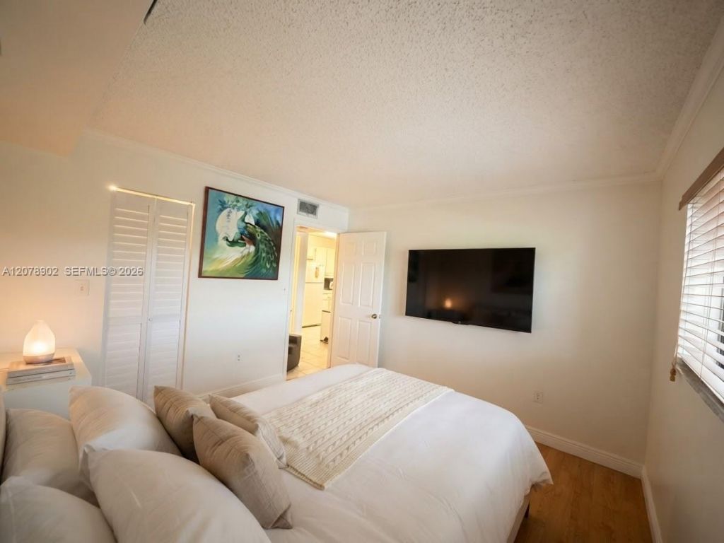 351 Palm Way , Unit 104, Pembroke Pines, FL 33025 Photo