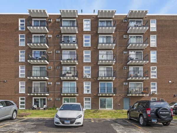 7229 W Higgins Avenue, Unit 105, Chicago, IL 60656