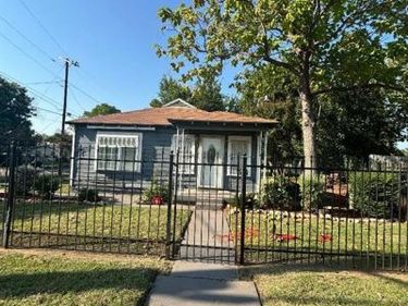 3801 E Berry Street , Fort Worth, TX 76105