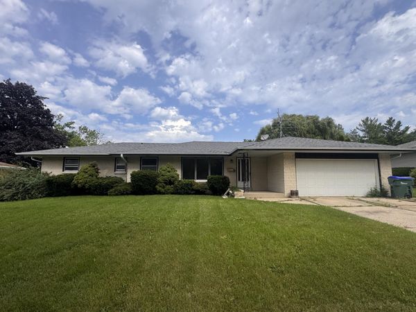 5800 Lakeview Dr, Greendale, WI 53129