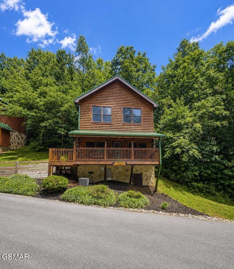 645 Chickasaw Gap Way, Pigeon Forge, TN 37863 Main Photo