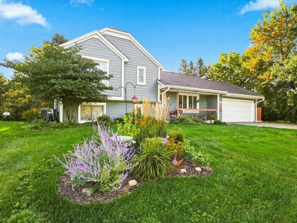 558 Hyde Avenue N, Mahtomedi, MN 55115