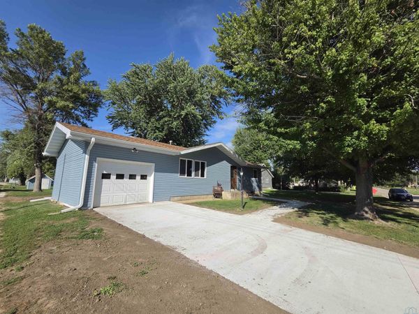305 James St., Homer, NE 68030