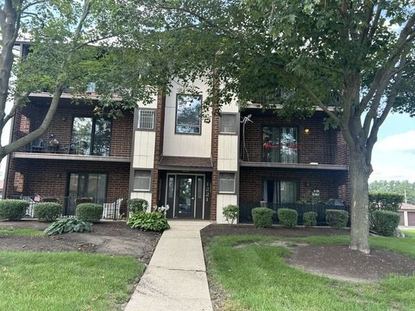 1221 Chalet Road , Unit 200, Naperville, IL 60563