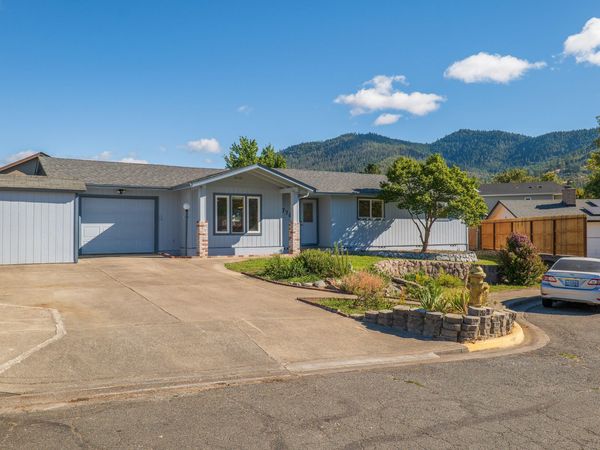 776 NW Carol Drive, Grants Pass, OR 97526