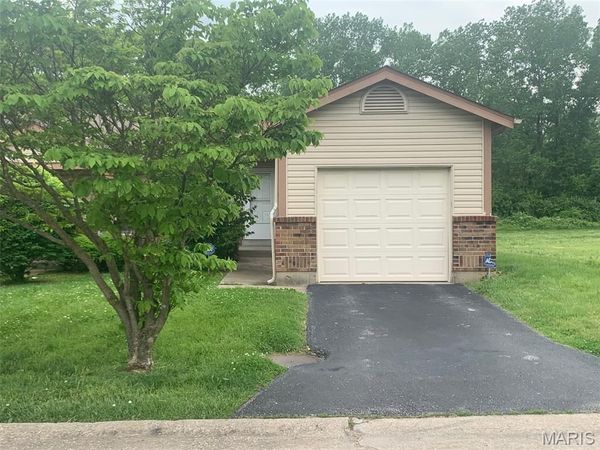 935 Amaral Circle , St Louis, MO 63137