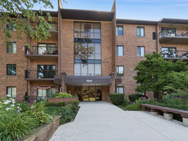 7510 Farmingdale Drive , Unit 210, Darien, IL 60561