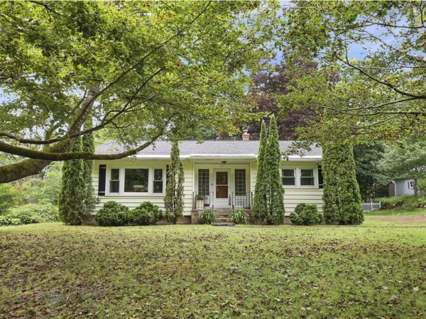 31 Daniels Ter, Cheshire, MA 01225