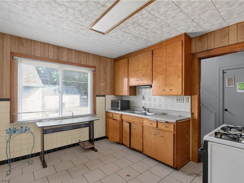 1646 Burgess Road, Cleveland, OH 44112 Photo 13