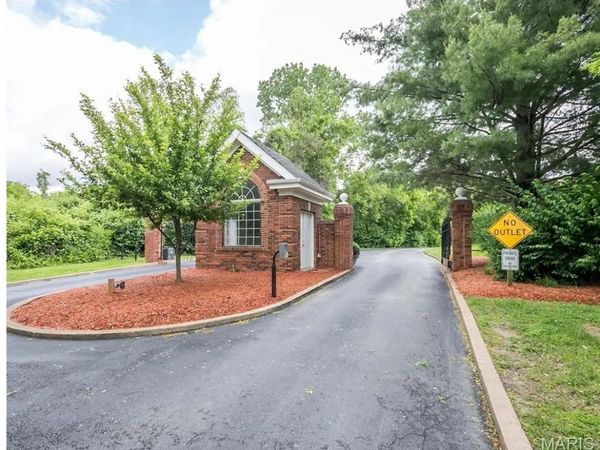 1548 Fountainhead Lane, St Louis, MO 63138