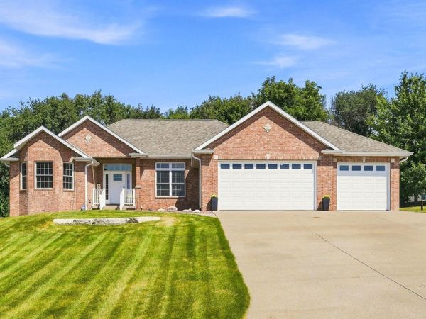 2619 ANNA ELIZABETH, Muscatine, IA 52761
