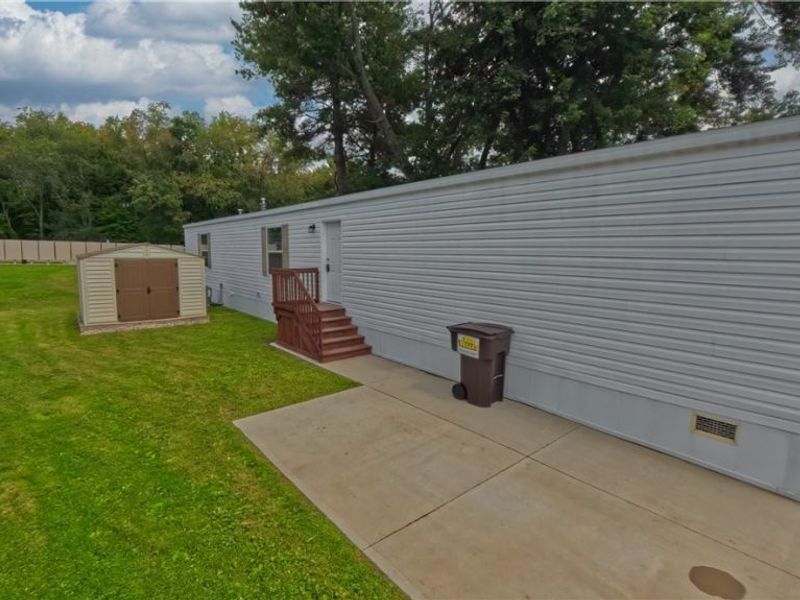 1006 south park circle, Brookfield, OH 44403 Photo 1
