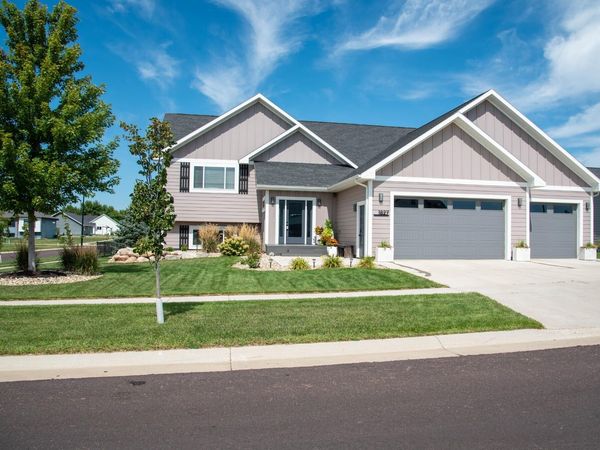 1827 E Briarwood Circle, Brookings, SD 57006
