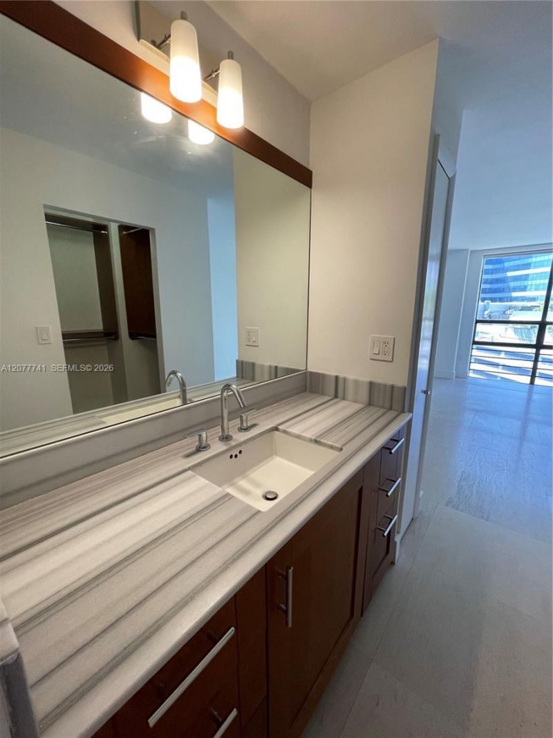 1450 Brickell Bay Dr, Unit 1015, Miami, FL 33131 Photo