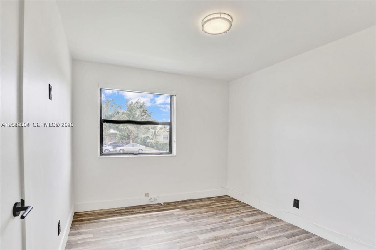 941 NE 155th Ter, North Miami Beach, FL 33162 Photo
