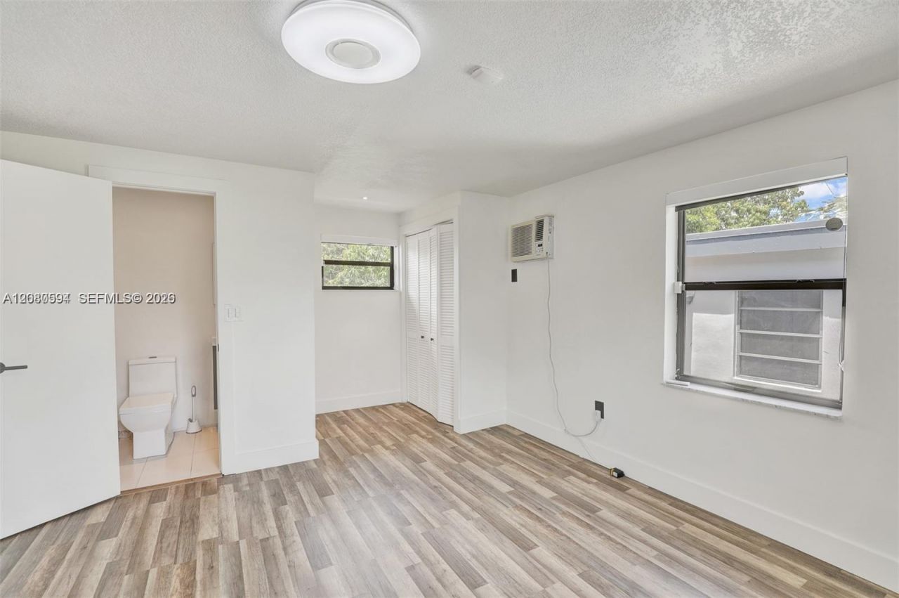 941 NE 155th Ter, North Miami Beach, FL 33162 Photo