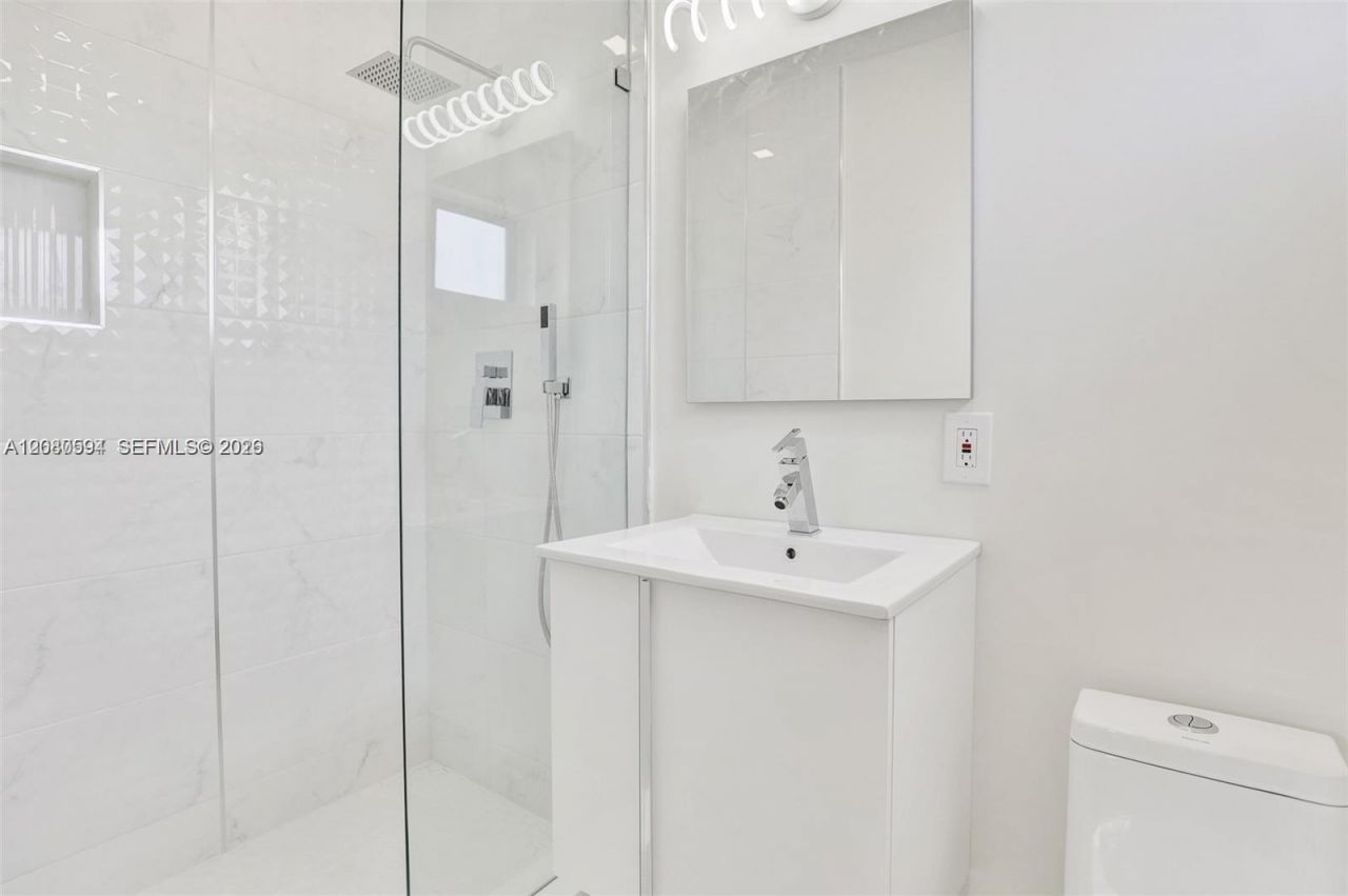 941 NE 155th Ter, North Miami Beach, FL 33162 Photo