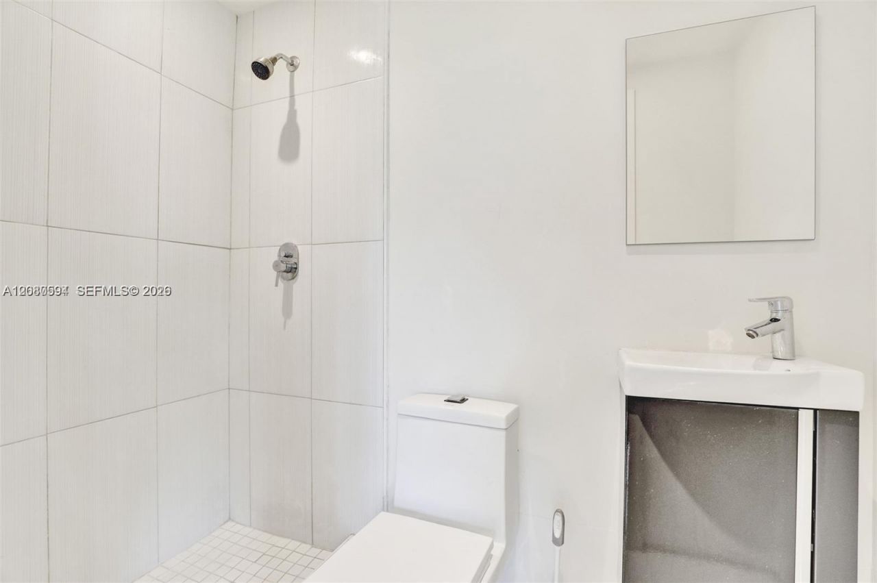 941 NE 155th Ter, North Miami Beach, FL 33162 Photo
