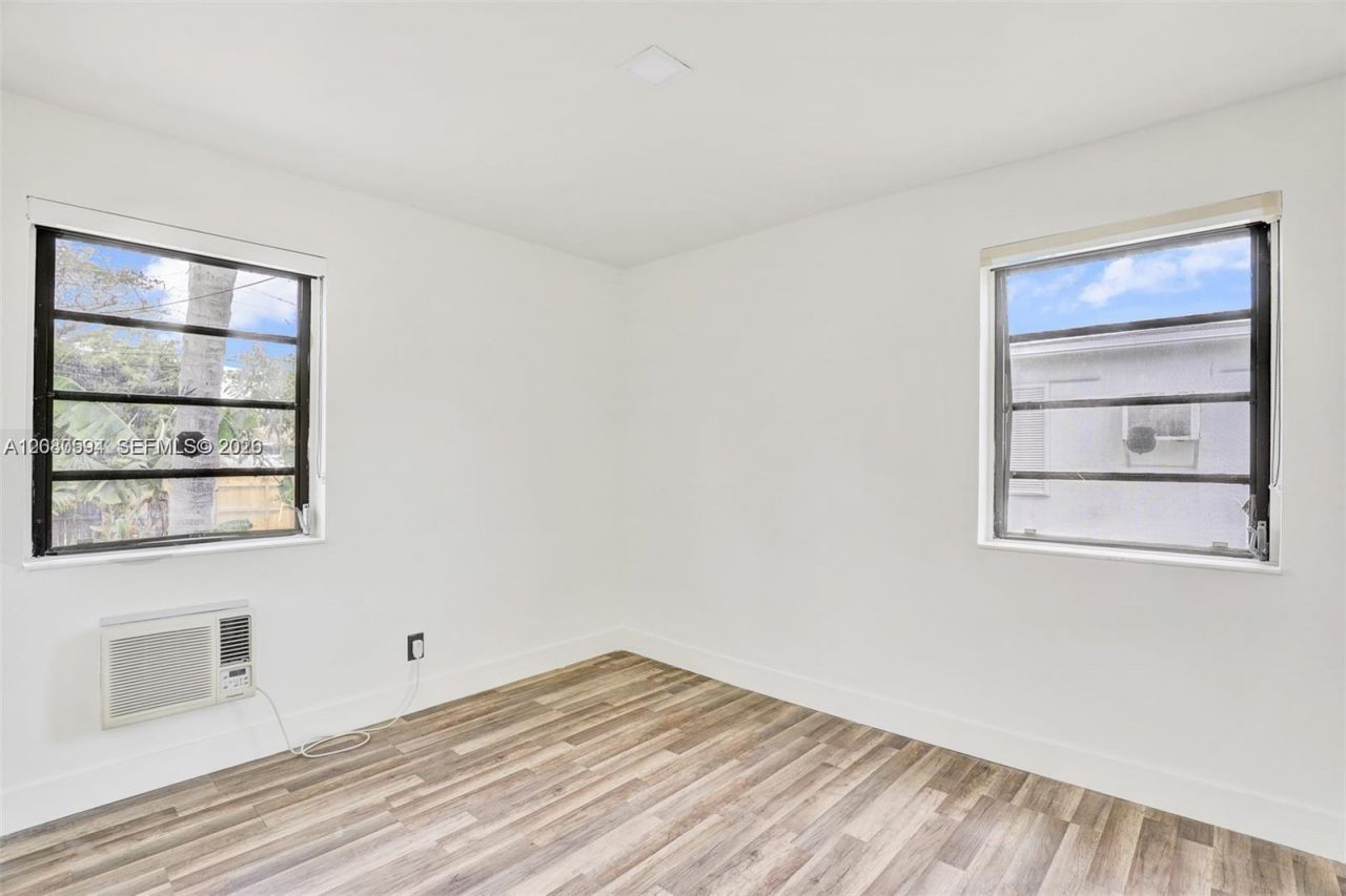 941 NE 155th Ter, North Miami Beach, FL 33162 Photo
