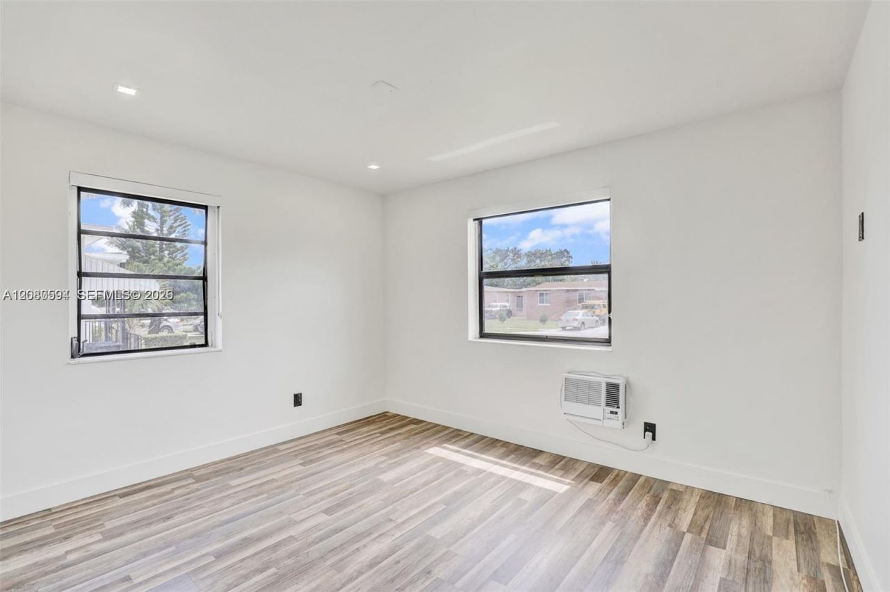 941 NE 155th Ter, North Miami Beach, FL 33162 Photo